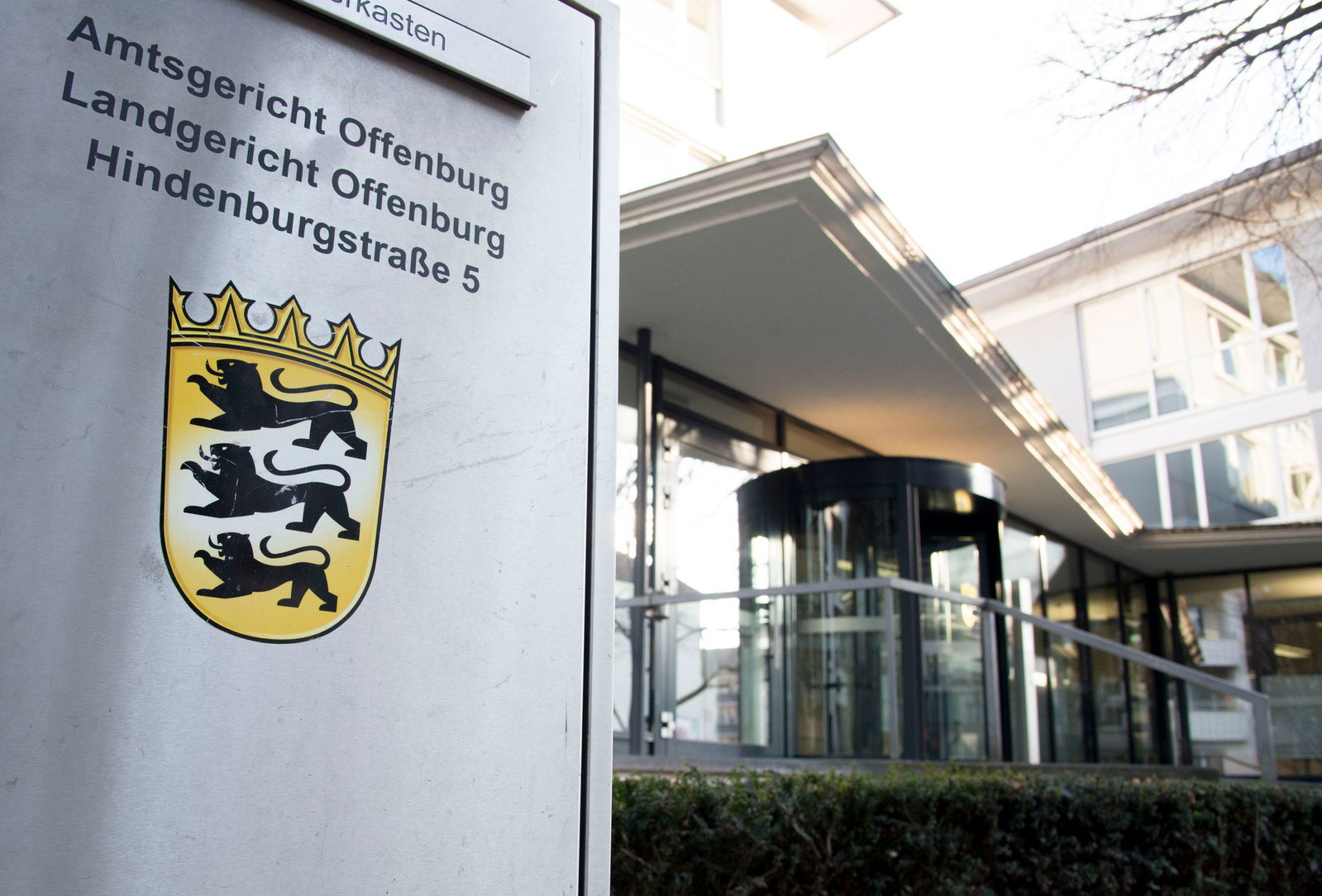 Die Frau wurde verletzt in ein Krankenhaus gebracht. (Archivbild)