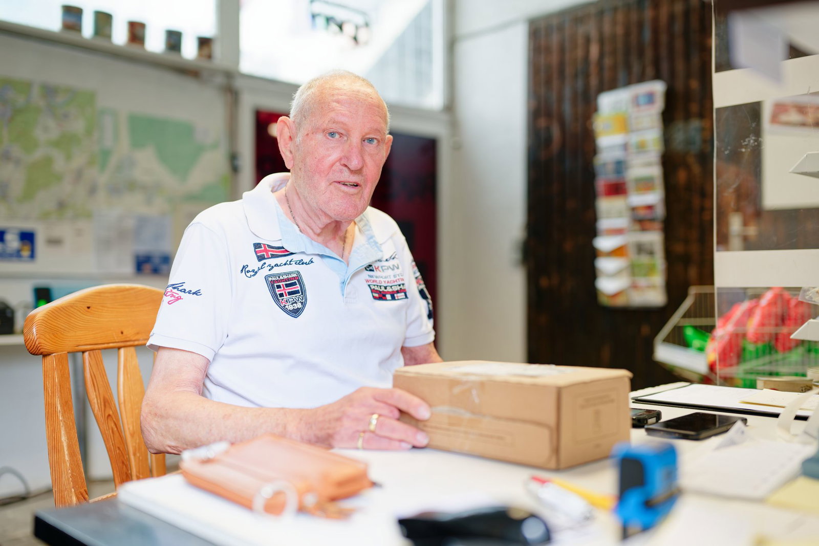 Christian Lange in Wiesenbach (Rhein-Neckar-Kreis) hat mit 83 Jahren einen Paketshop aufgemacht.