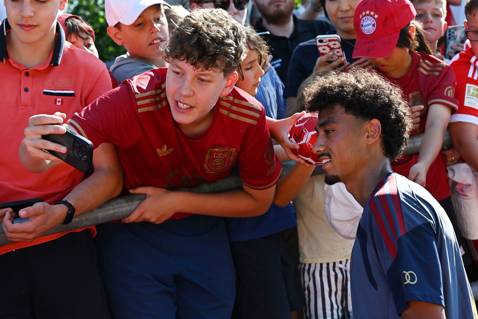 Neuzugang Nathaniel Brown lässt sich von den Fans fotografieren.