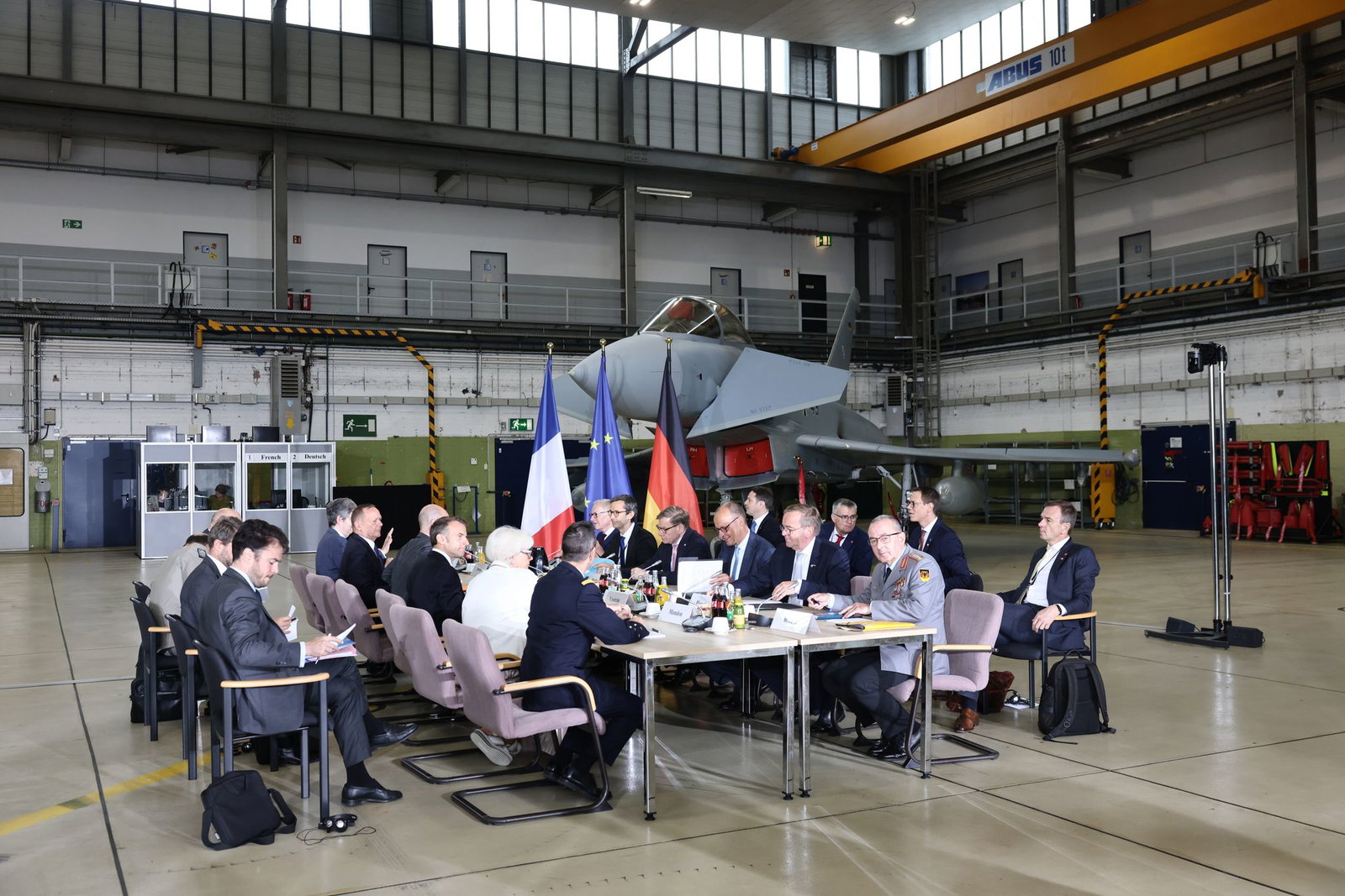 In einer Wartungshalle auf dem Militärflugplatz Nörvenich tagt der deutsch-französische Verteidigungs- und Sicherheitsrat.