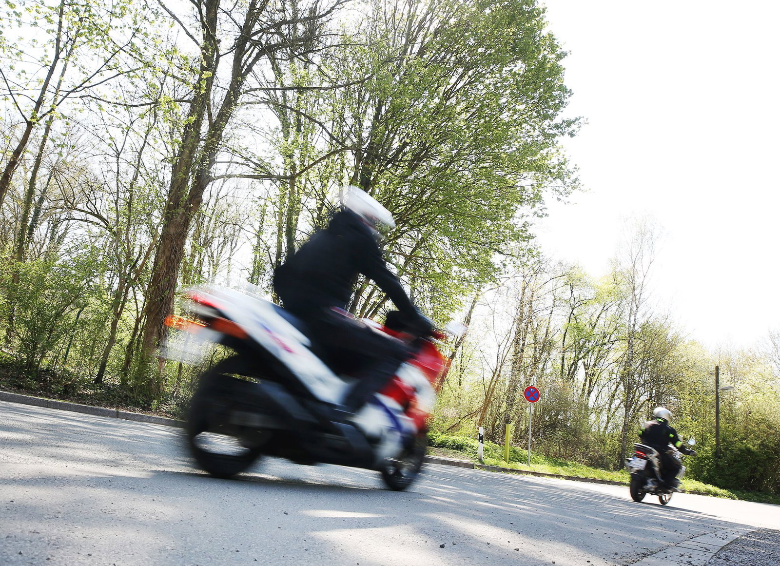 Die beiden Biker werden von Sanitätern in ein Krankenhaus gebracht. (Symbolbild)