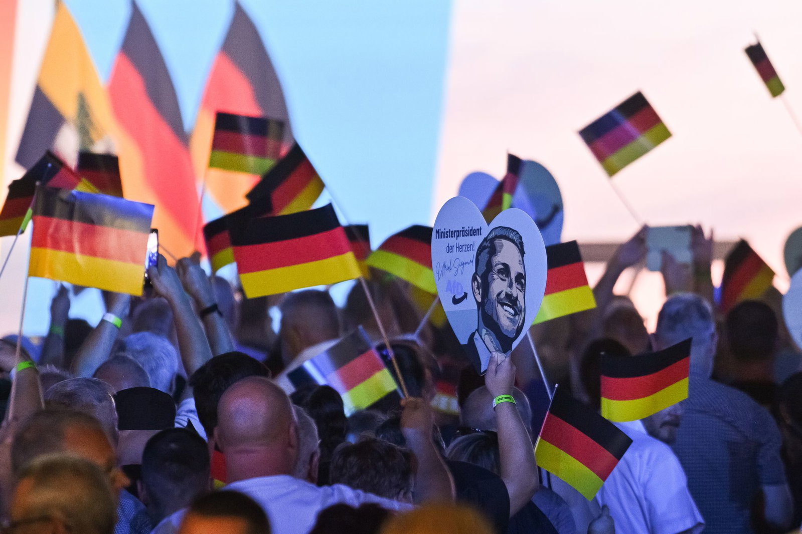 Mit einer Kundgebung in einer Messehalle in Magdeburg hat die AfD offiziell ihren Wahlkampf vor der Landtagswahl am 6. September gestartet.