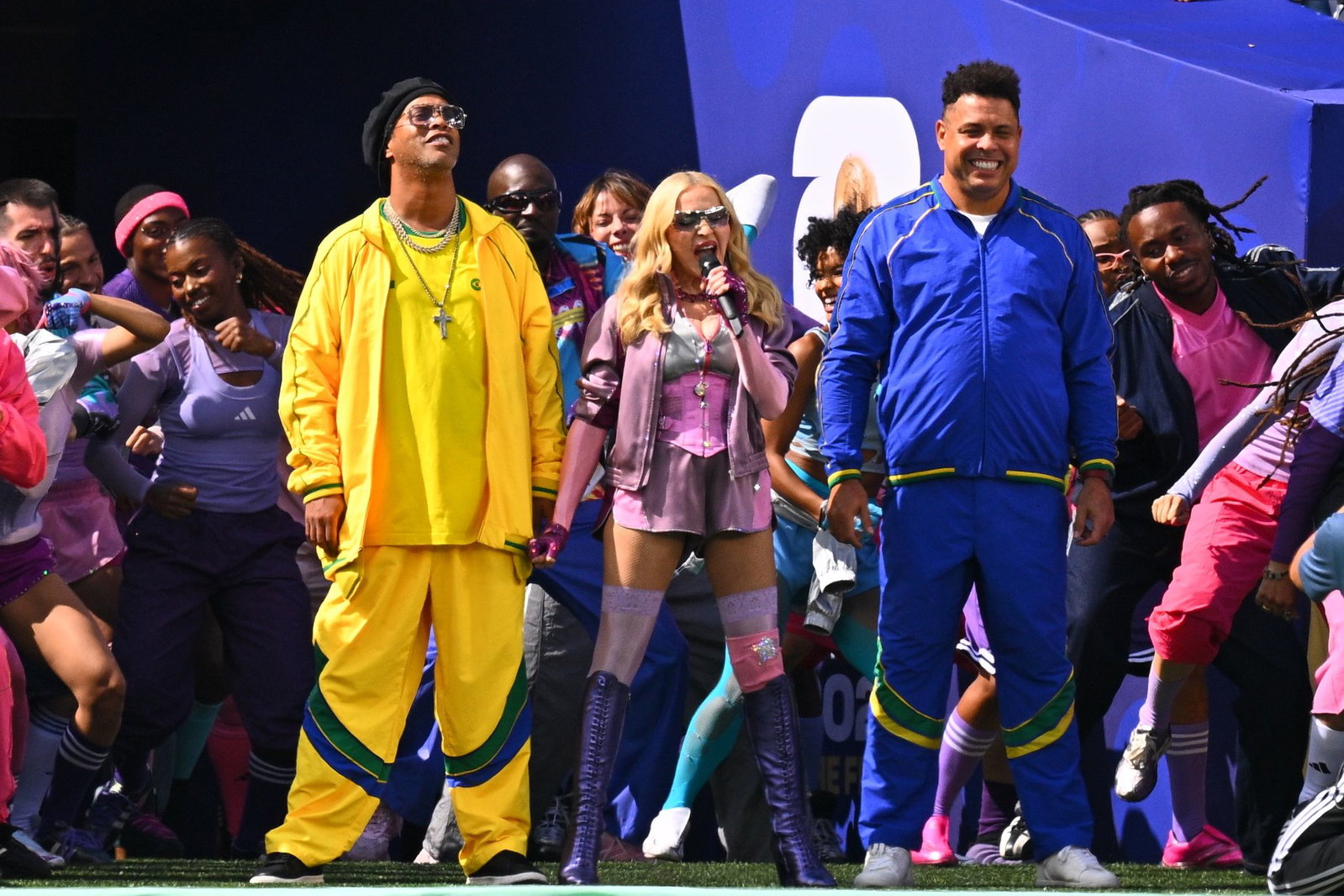 Bunte Mischung: Madonna mit Brasiliens Fußballlegenden Ronaldinho (l) und Ronaldo.