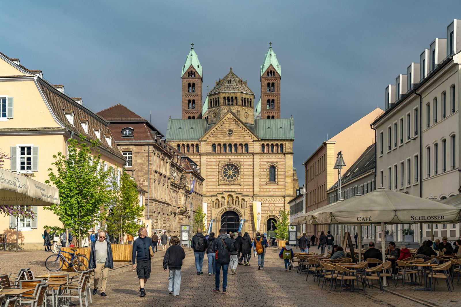 Maximilian Straße führt zum Speyerer Dom