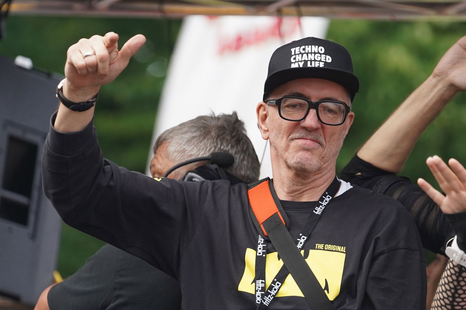 Dr. Motte zieht unter dem Motto «Rave the Planet» auf seinem Wagen am Brandenburger Tor vorbei. (Archivbild) 