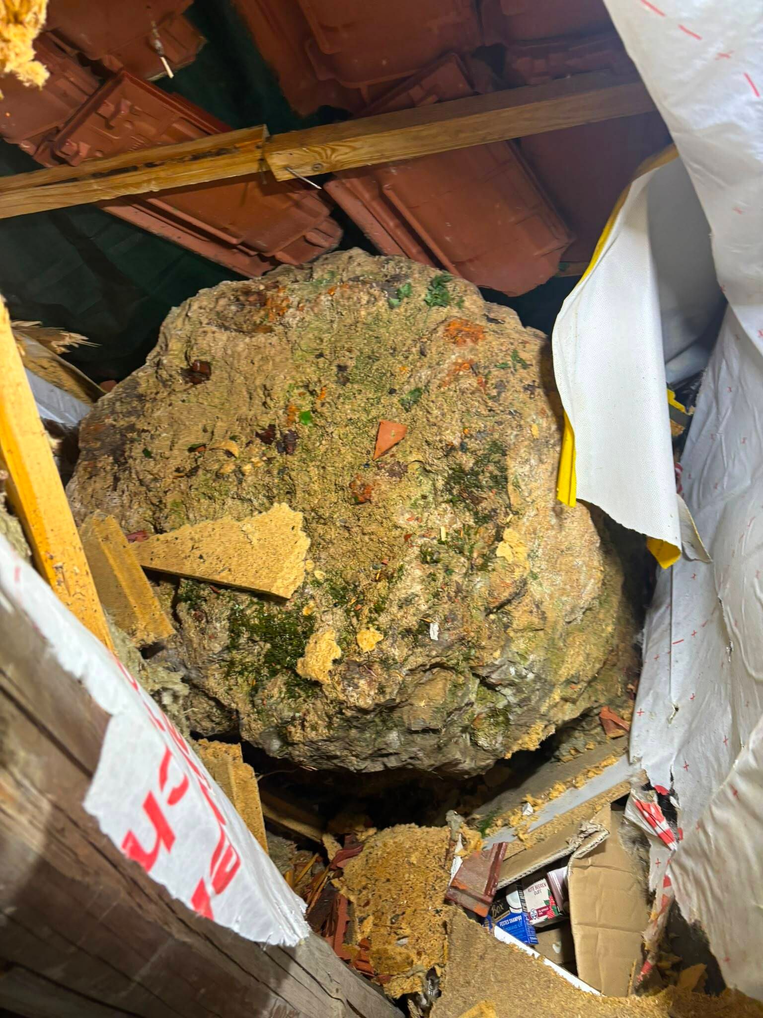Der rund eine Tonne schwere Felsblock landete im obersten Geschoss des Hauses.