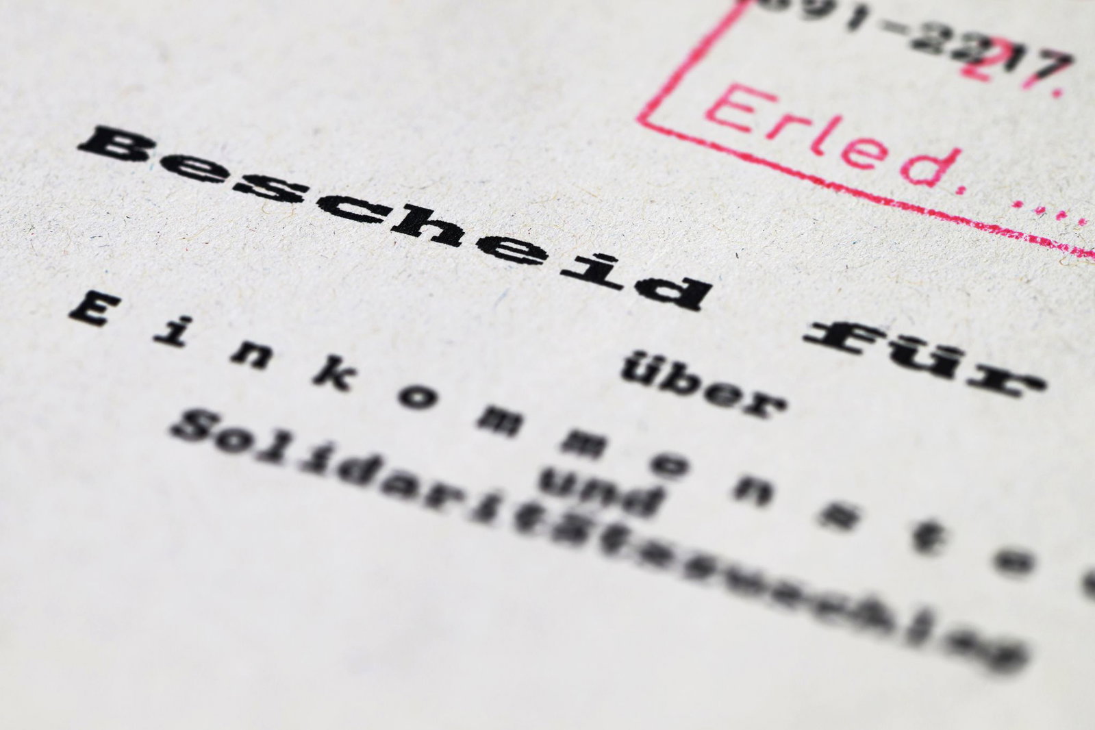 Die Einkommensteuer fließt Bund, Ländern und Kommunen zu. (Symbolbild)