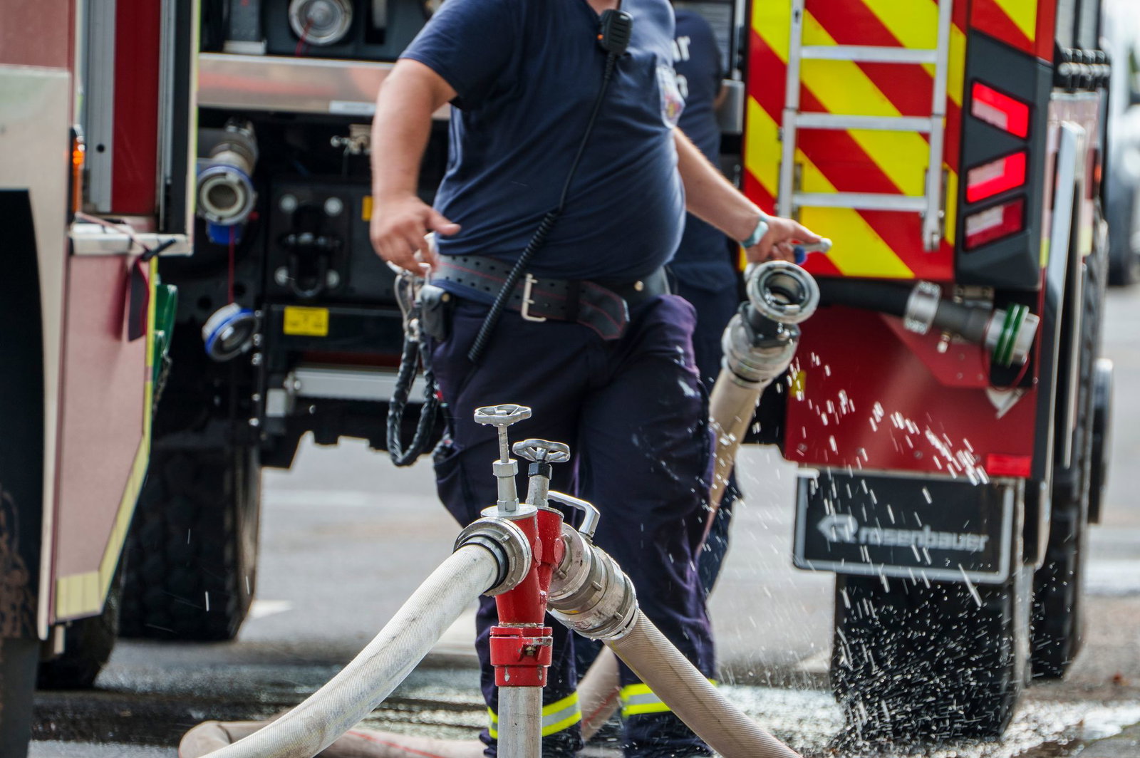 Nach wie vor sind zahlreiche Feuerwehrkräfte vor Ort. (Archivbild)