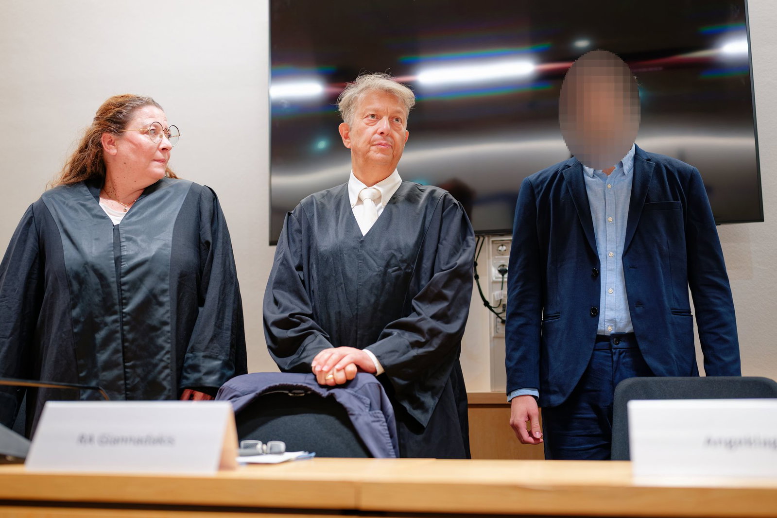 Der Angeklagte (r) wurde wegen Körperverletzung mit Todesfolge zu zehn Jahren Gefängnis verurteilt.