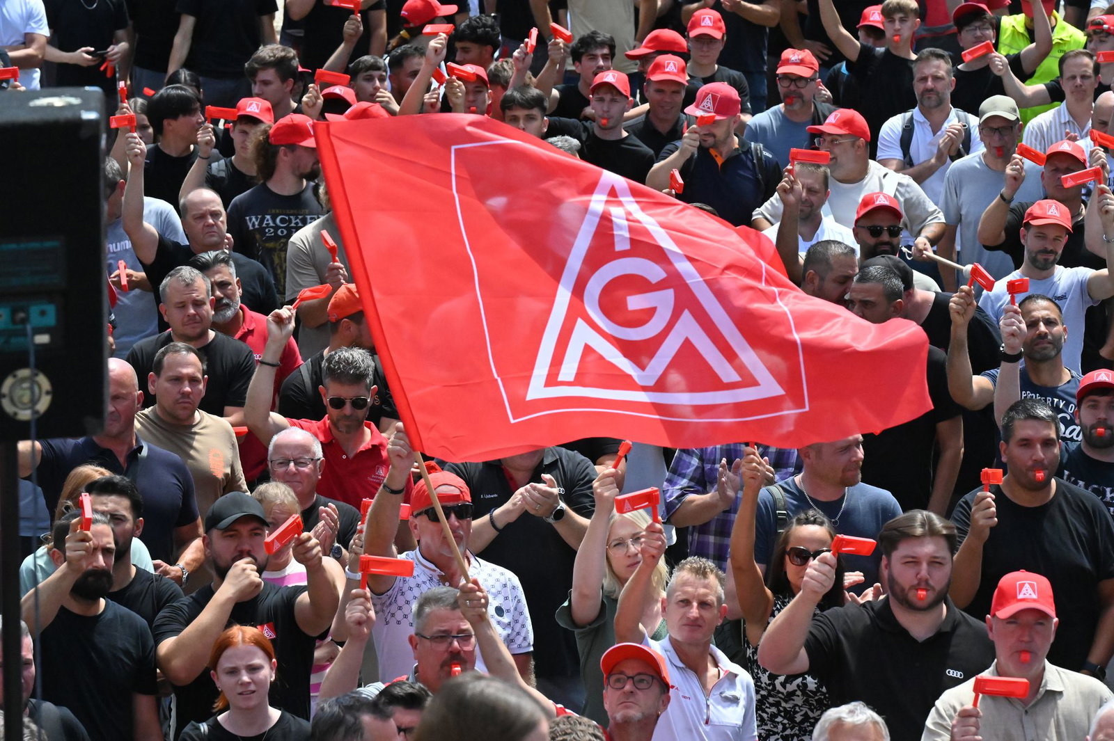 Betriebsräte, Vertrauensleute und Mitglieder der Jugendvertretung von Audi beteiligen sich an einer Informations- und Protestaktion der IG Metall. 