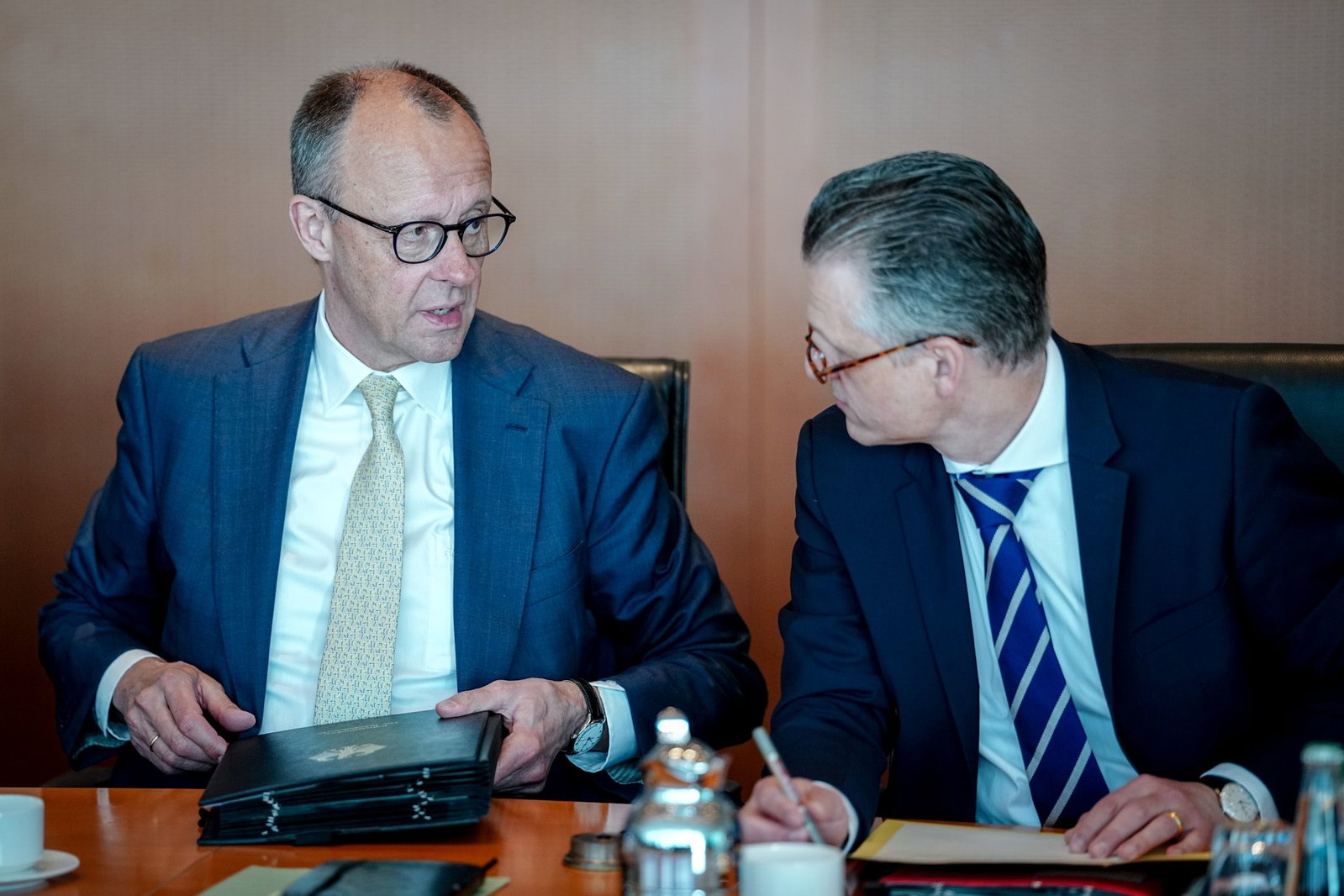 Bundeskanzler Friedrich Merz (CDU) und sein Kanzleramtschef Thorsten Frei (CDU). Würde Frei an die Spitze der Unionsfraktion wechseln, müsste seine einflussreiche Stelle im Kanzleramt neu besetzt werden. (Archivbild)