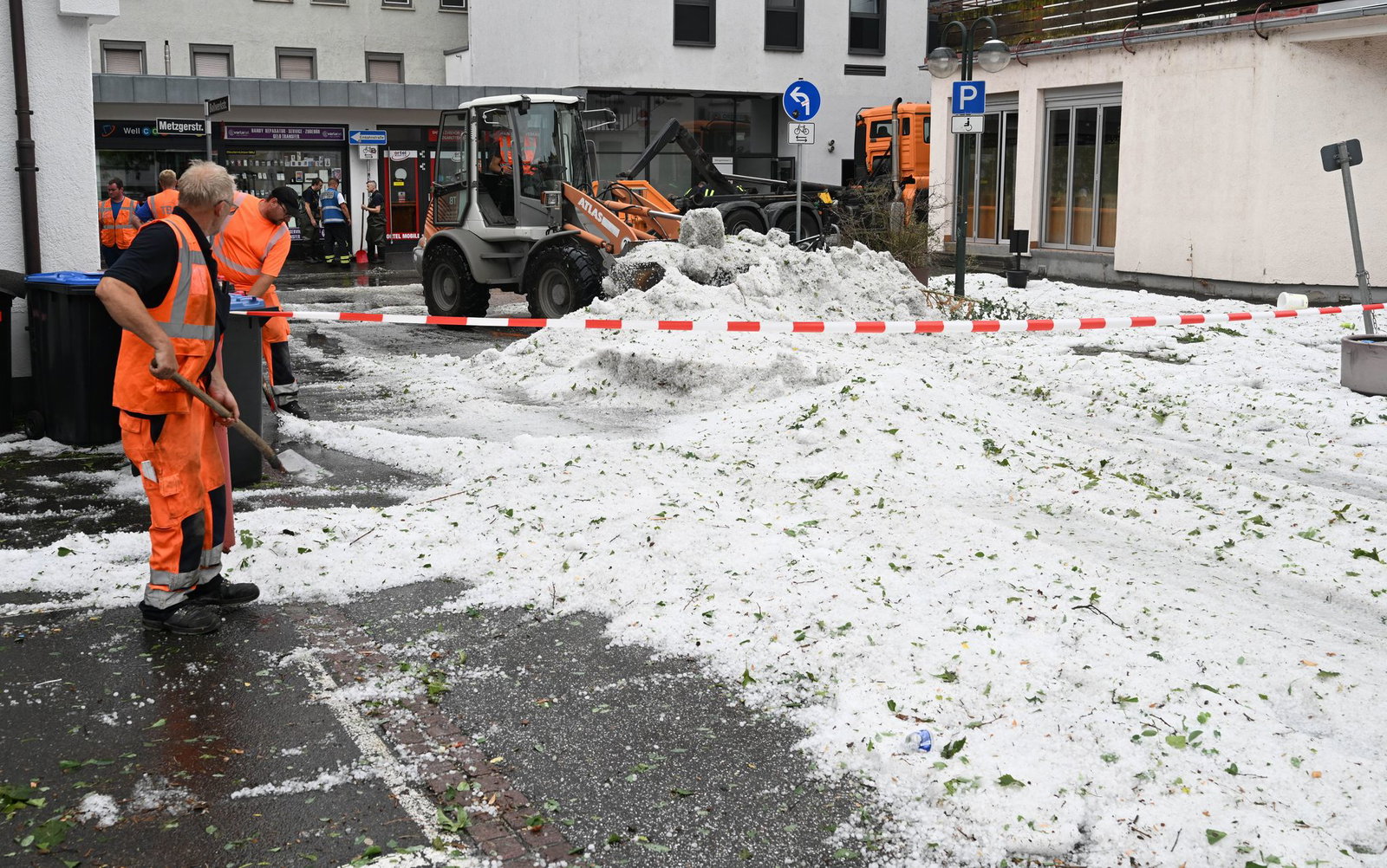 Die Aufräumkräfte hatten stundenlang zu tun. 
