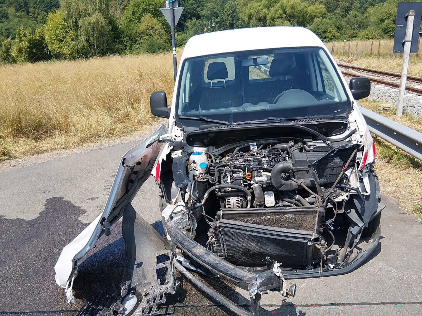 Die Fahrzeugfront wurde durch den Zusammenstoß schwerbeschädigt. 