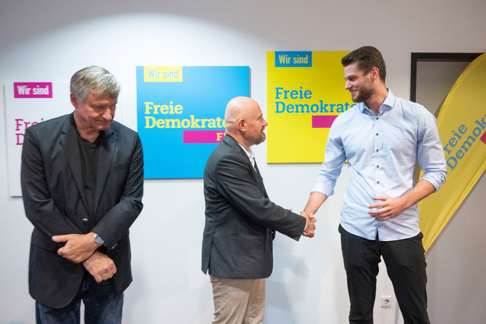 Glück (Mitte) setzte sich in einer Mitgliederbefragung durch. 