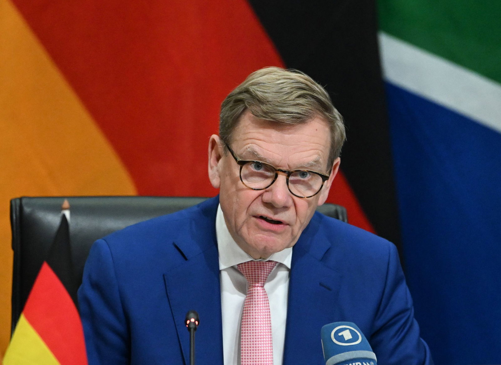 Wadephul zieht in einer ZDF-Sendung einen ungewöhnlichen Vergleich, als um das Völkerrecht ging.