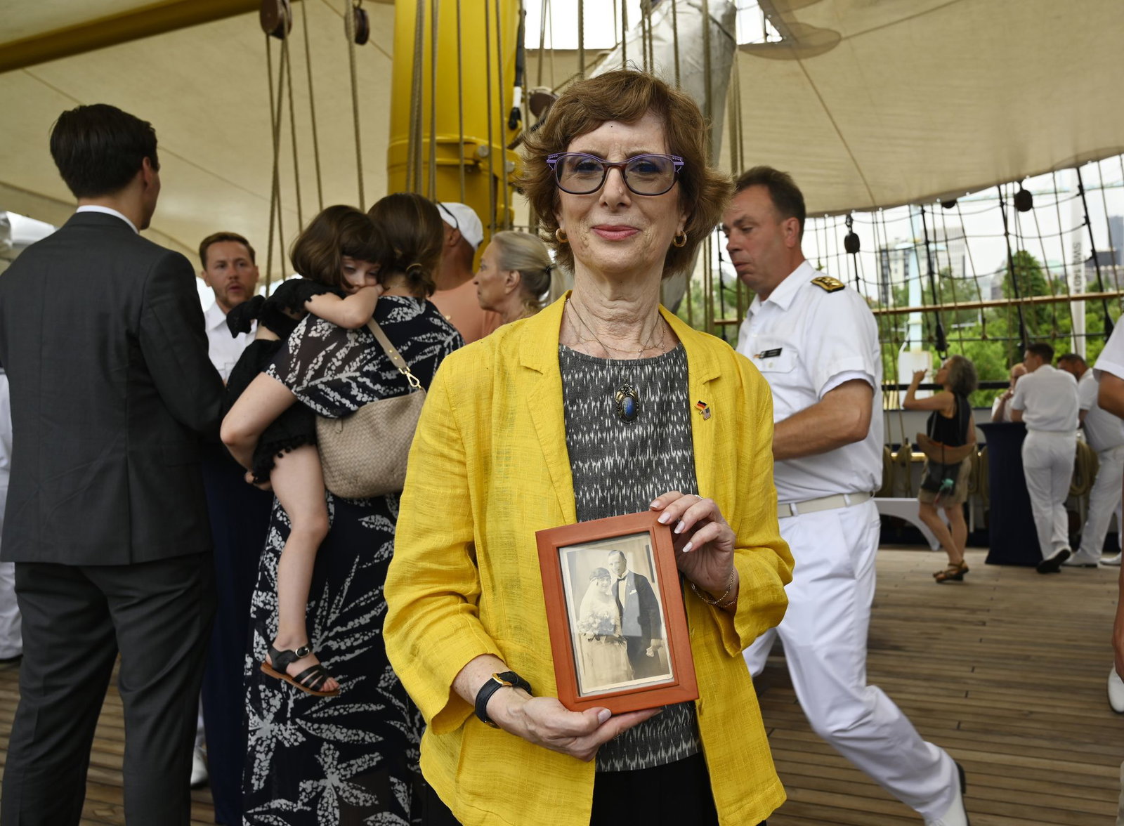Zu ihrer Einbürgerunszeremonie bringt Carolyn Oliner ein Bild ihrer Großeltern mit, denen 1941 formell die Staatsangehörigkeit aberkannt wurde. Beide werden später in Auschwitz ermordet.