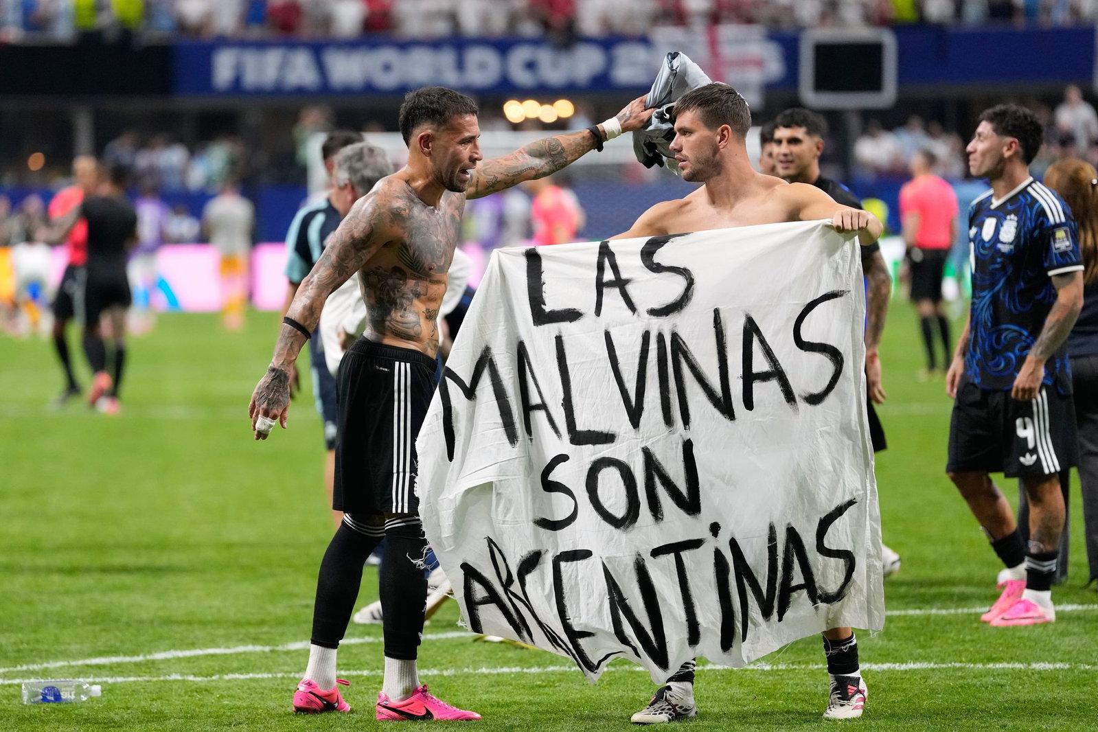 Die Argentinier feiern mit einem brisanten Plakat.