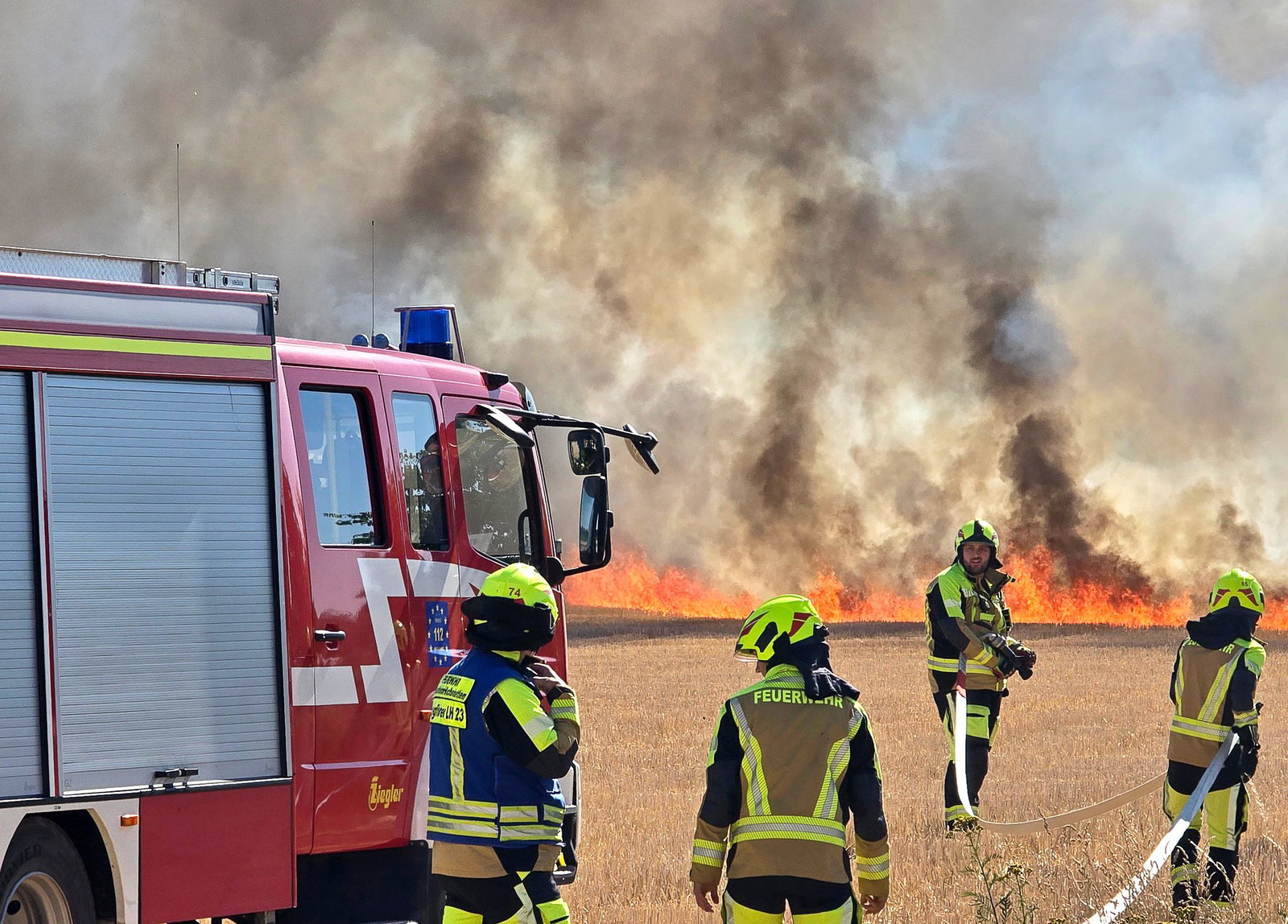 Die Feuerwehr konnte ein Übergreifen der Flammen auf ein Alten- und Pflegeheim verhindern. 