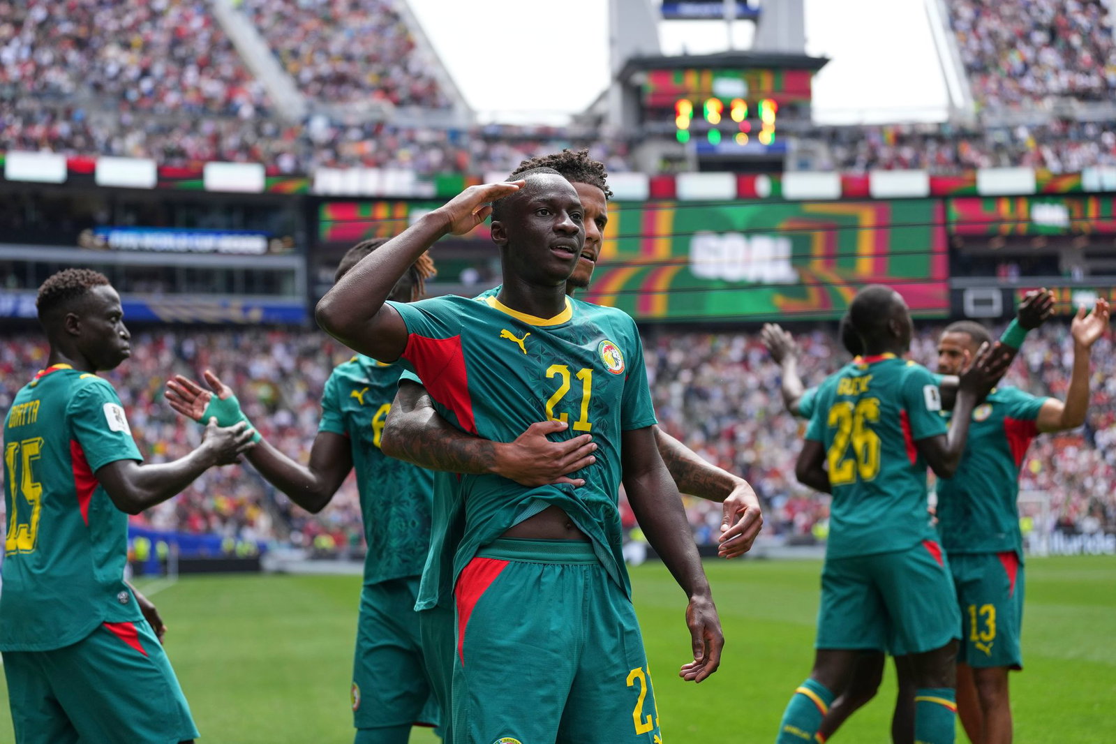 Torschütze Diarra feiert das verdiente Führungstor.
