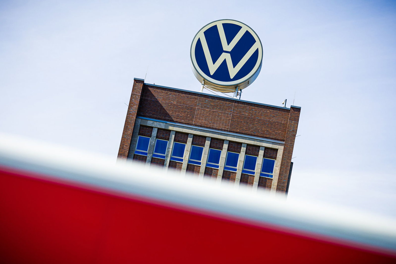Im Vorstandshochhaus von VW bleibt das Büro des Personalchefs weiter verwaist. (Archivbild)