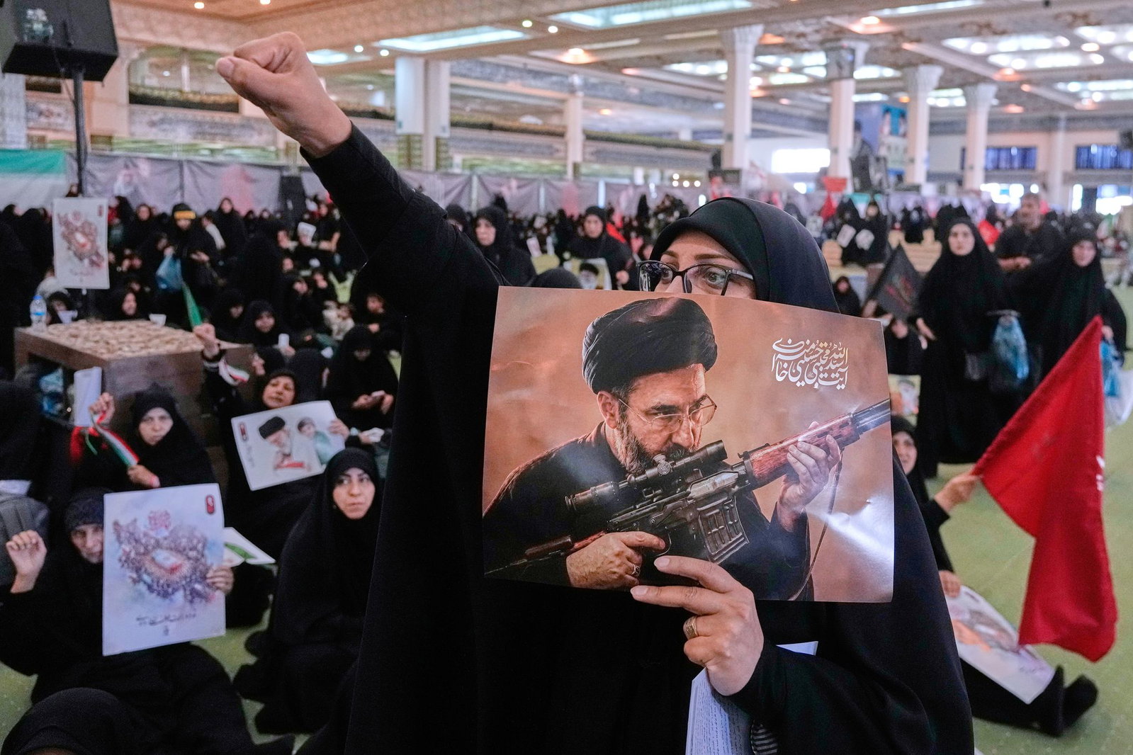 Viele Regierungsanhänger im Iran fordern Rache für den getöteten obersten Führer Ajatollah Ali Chamenei. (Archivbild)