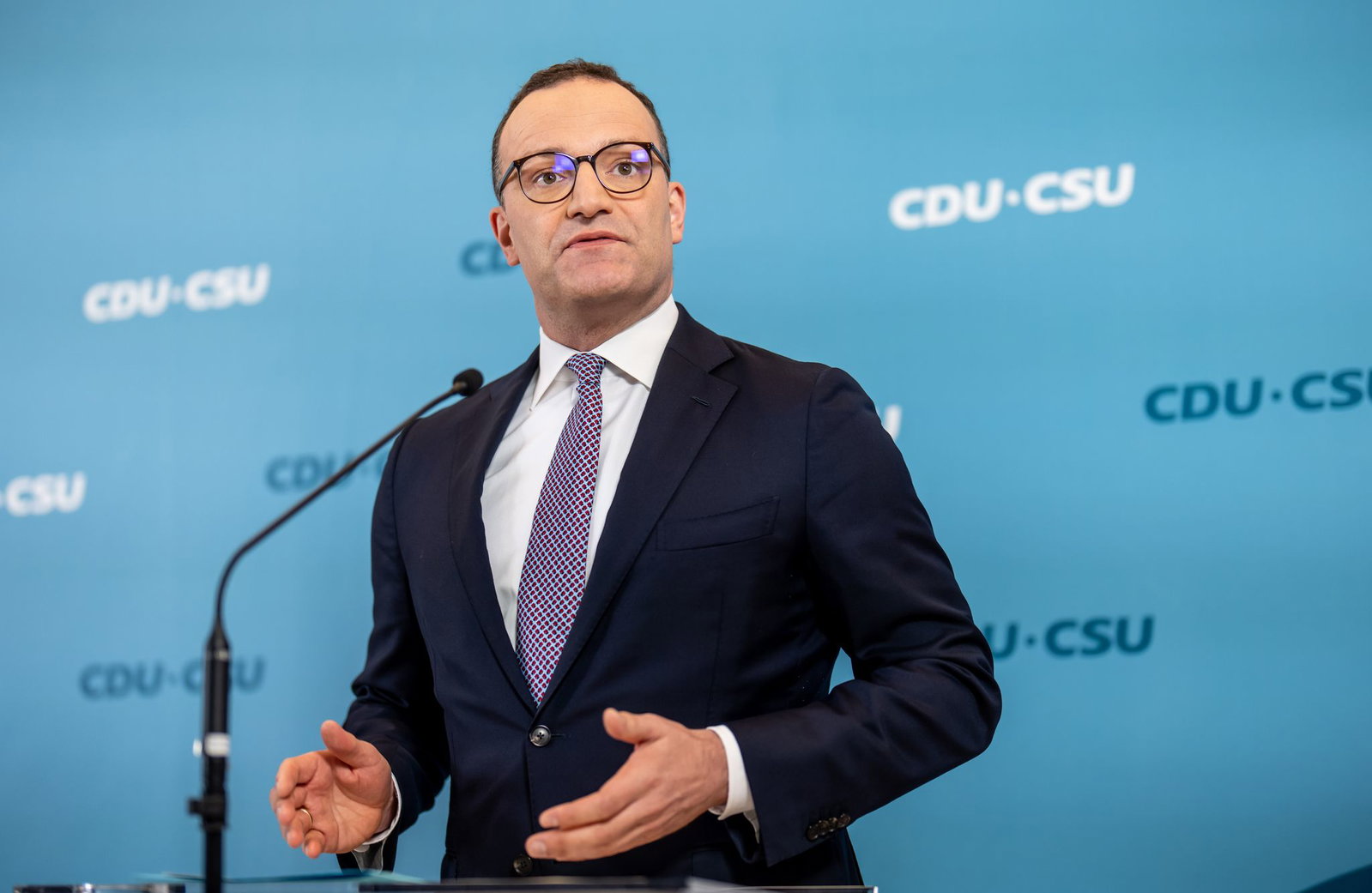 Unionsfraktionschef Jens Spahn erklärt sich zur Kontroverse über Leihmutterschaft. (Archivbild)