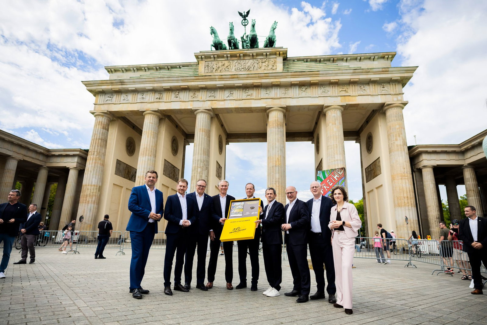 Die Bewerbung um den Grand Départ 2029 wurde in Berlin übergeben. 