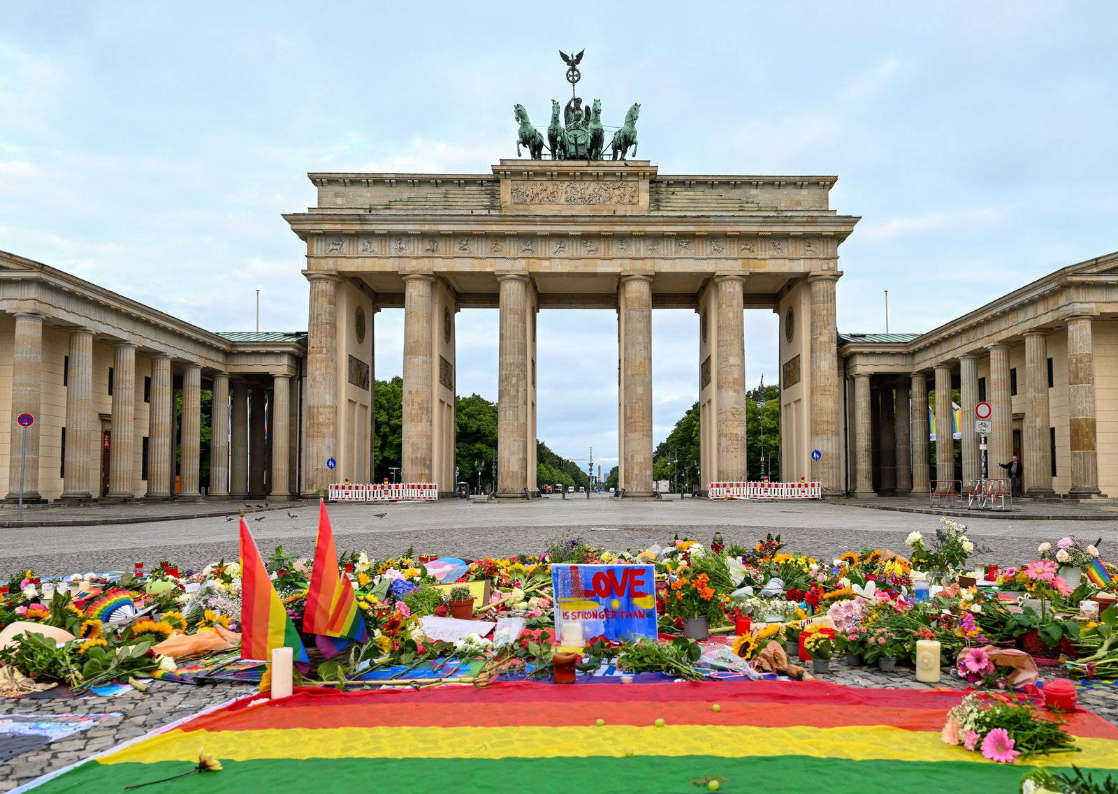 Am Brandenburger Tor wird dem Anschlag gedacht. 