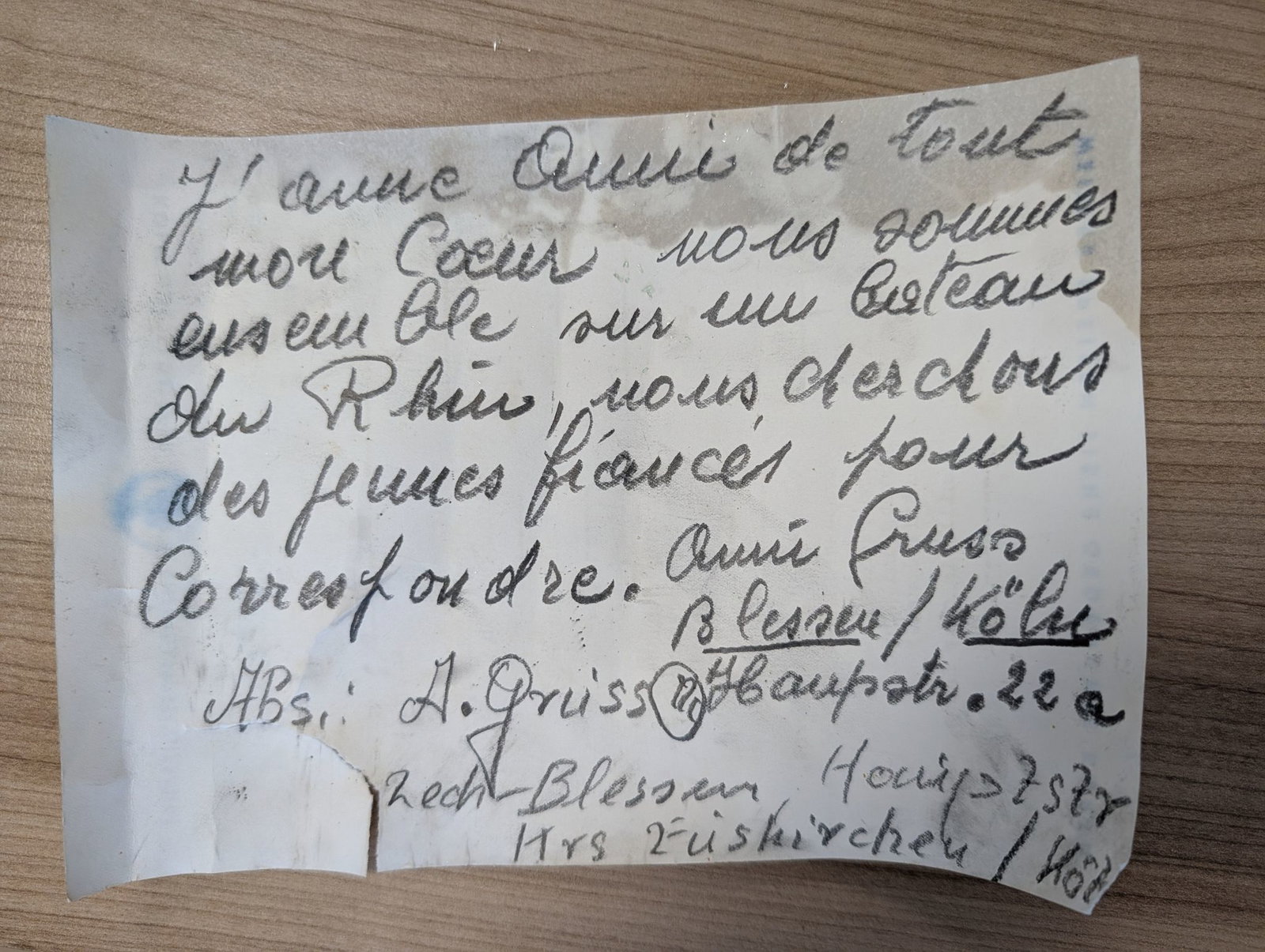 In der auf Französisch verfassten Nachricht wünscht sich die Verfasserin Brieffreunde.