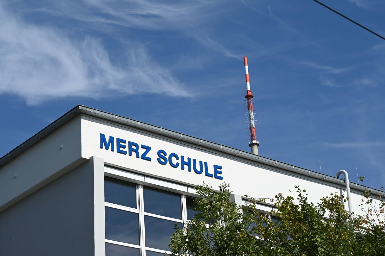 Ein Skandal um rassistische Parolen auf einem Sommerfest beschäftigt die Schule. 