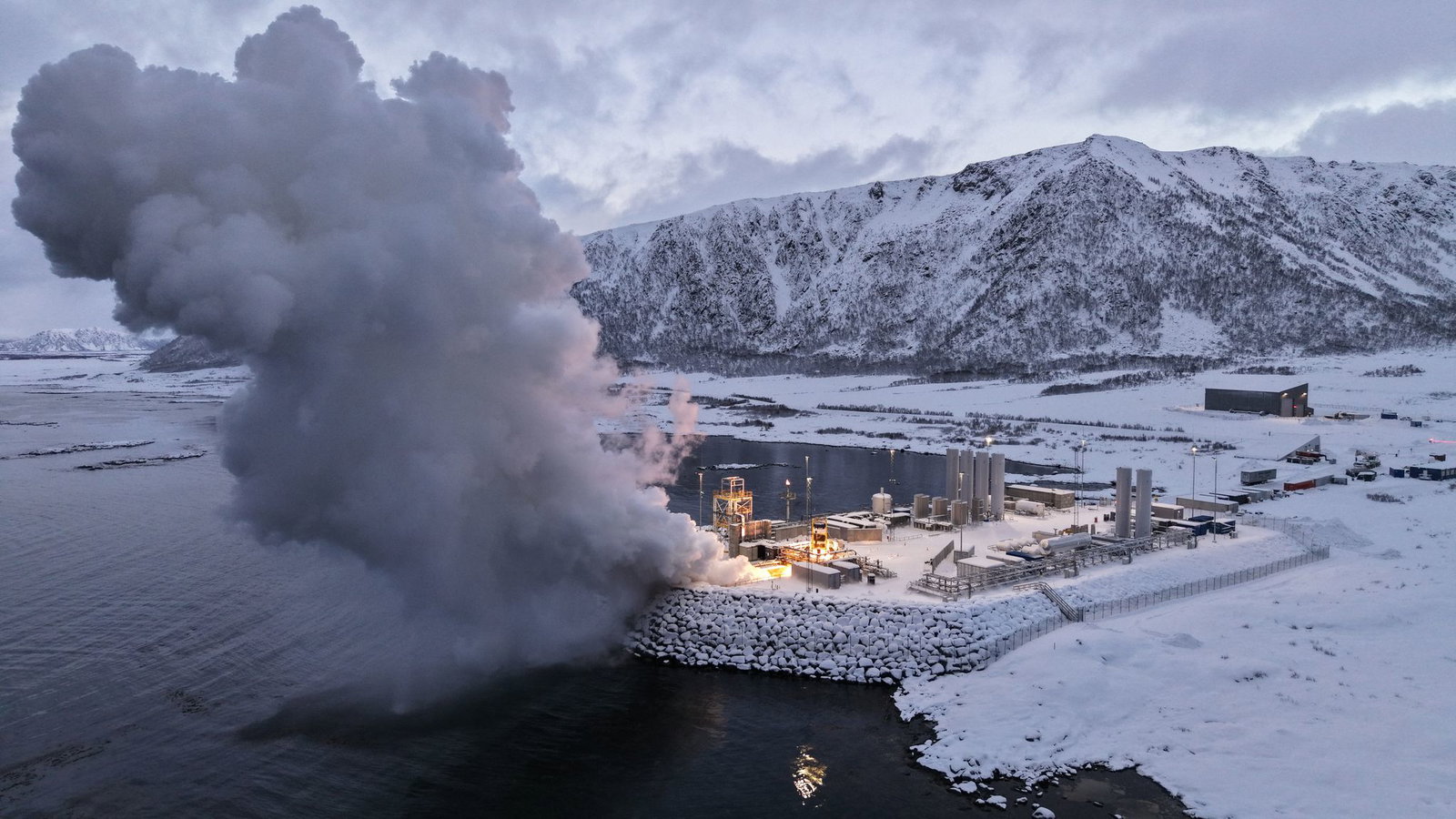Vorbereitungen für den ersten Testflug der «Spectrum»-Rakete des deutschen Start-Ups Isar Aerospace in Norwegen im März 2025. Verteidigungsminister Boris Pistorius (SPD) denkt nun über den Bau einer eigenen Bundeswehr-Startbasis nach. (Archiv) 