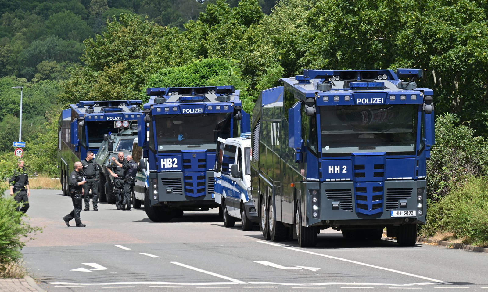 Wasserwerfer der Polizei stehen bereit, für den Fall, dass es zu Gewalt kommt.