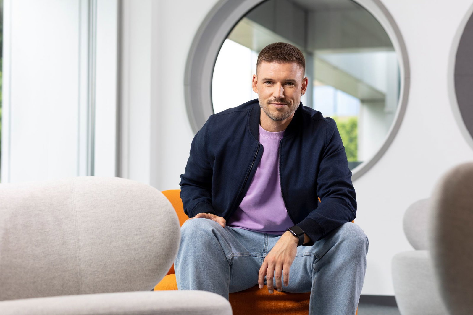 Marvin Fischer gibt sein Debüt als Moderator bei «hallo deutschland»,
