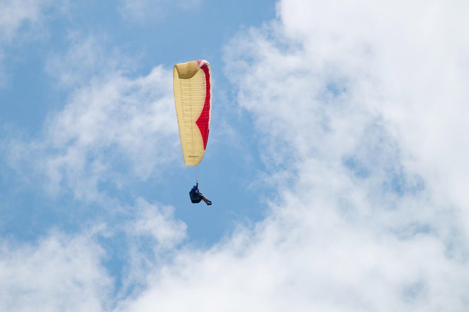 Ein Gleitschirmflieger ist bei Pfedelbach leblos auf einem Feld gefunden worden. (Symbolbild)
