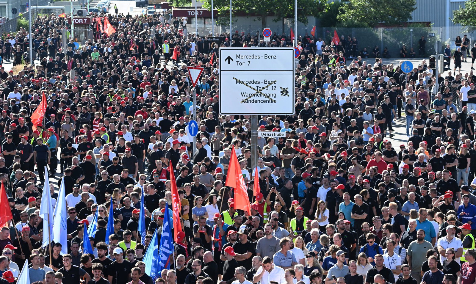 Tausende protestieren gegen den Sparkurs bei Mercedes-Benz.