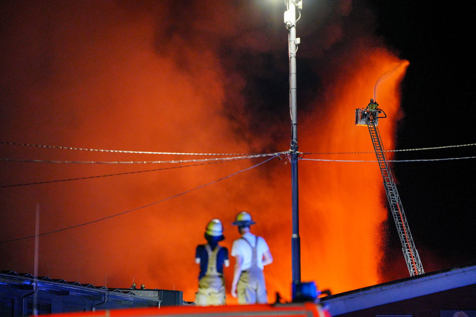 Womöglich ist die Feuerwehr noch bis zum Wochenstart im Einsatz.