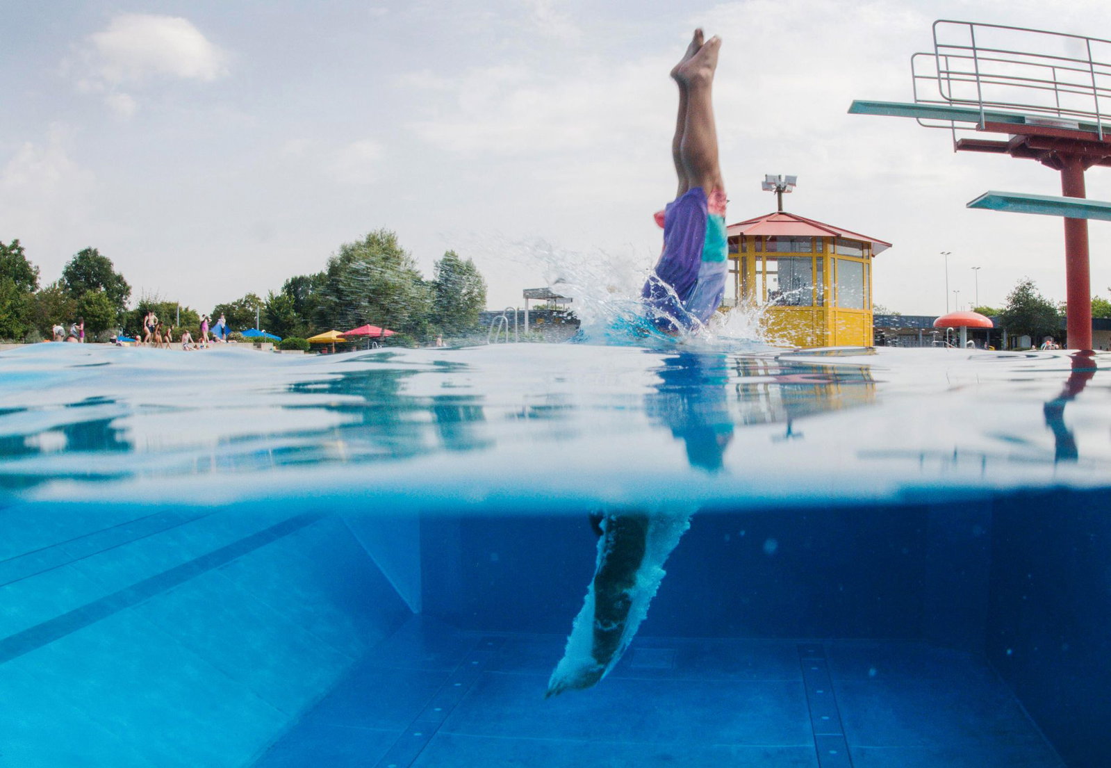 Kopfüber ins Glück - viele verbinden ihre Kindheit und Jugend mit dem Besuch im Freibad. (Archivbild) 