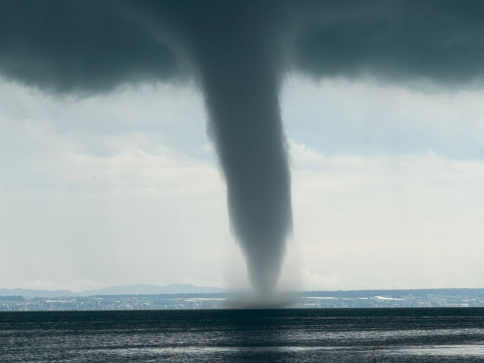 Am Mittwochmittag hat sich ein Tornado auf dem Bodensee vor Friedrichshafen gebildet. 