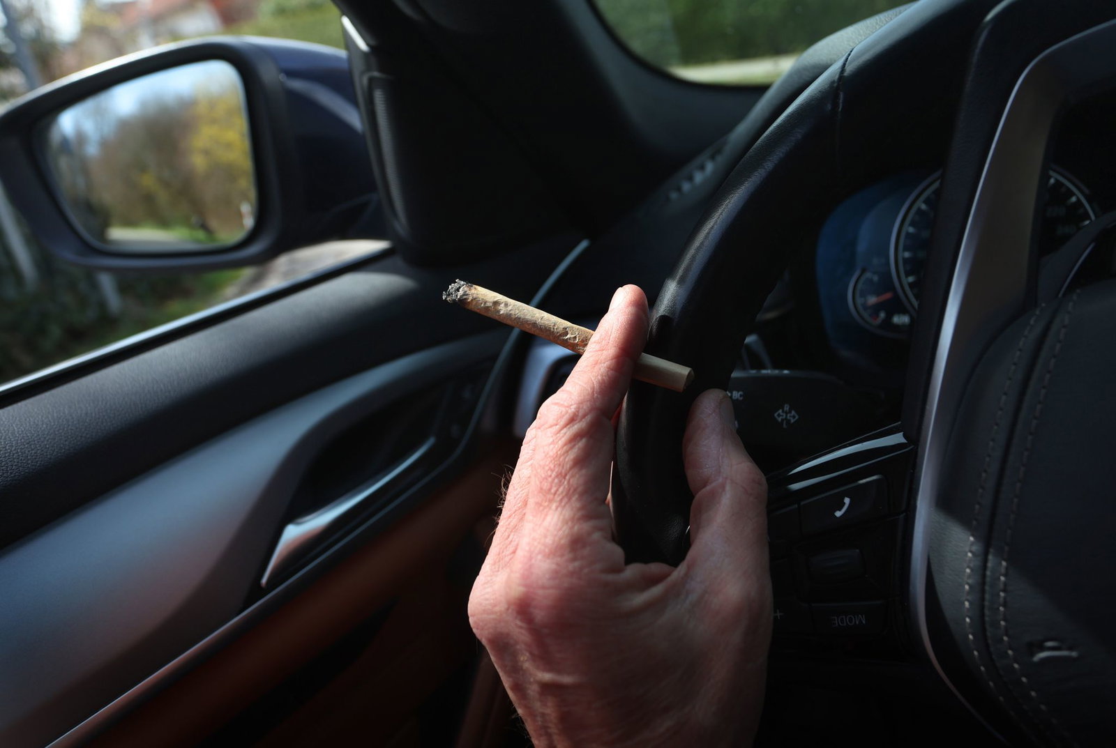Ein Joint am Steuer ist keine gute Idee. (Archivbild)