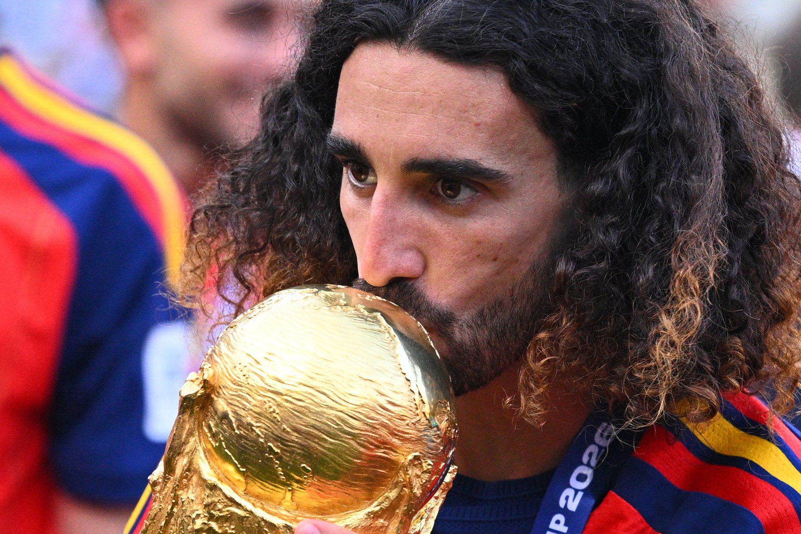 Spaniens Weltmeister Marc Cucurella hat sich ein Tattoo seines Trainers auf den Arm stechen lassen. (Archivbild)