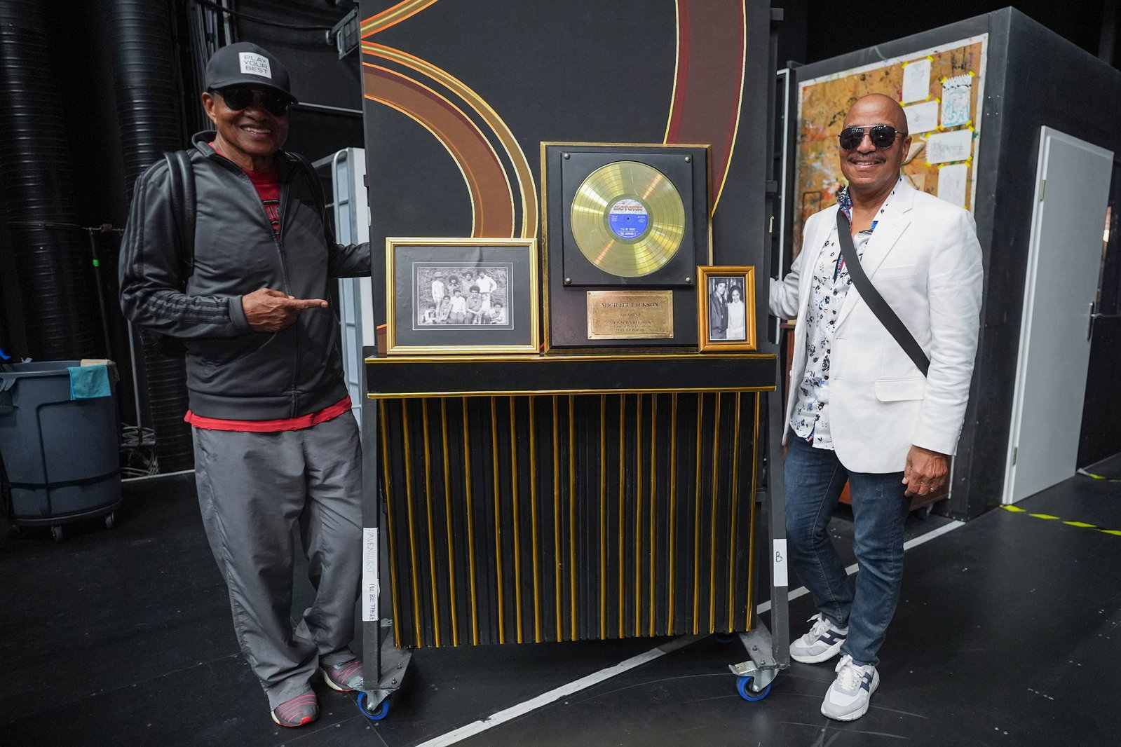 Die Michael-Jackson-Brüder Marlon Jackson (r) und Jackie Jackson (l) stehen hinter der Bühne des Musicals „MJ“ im Stage Theater. 