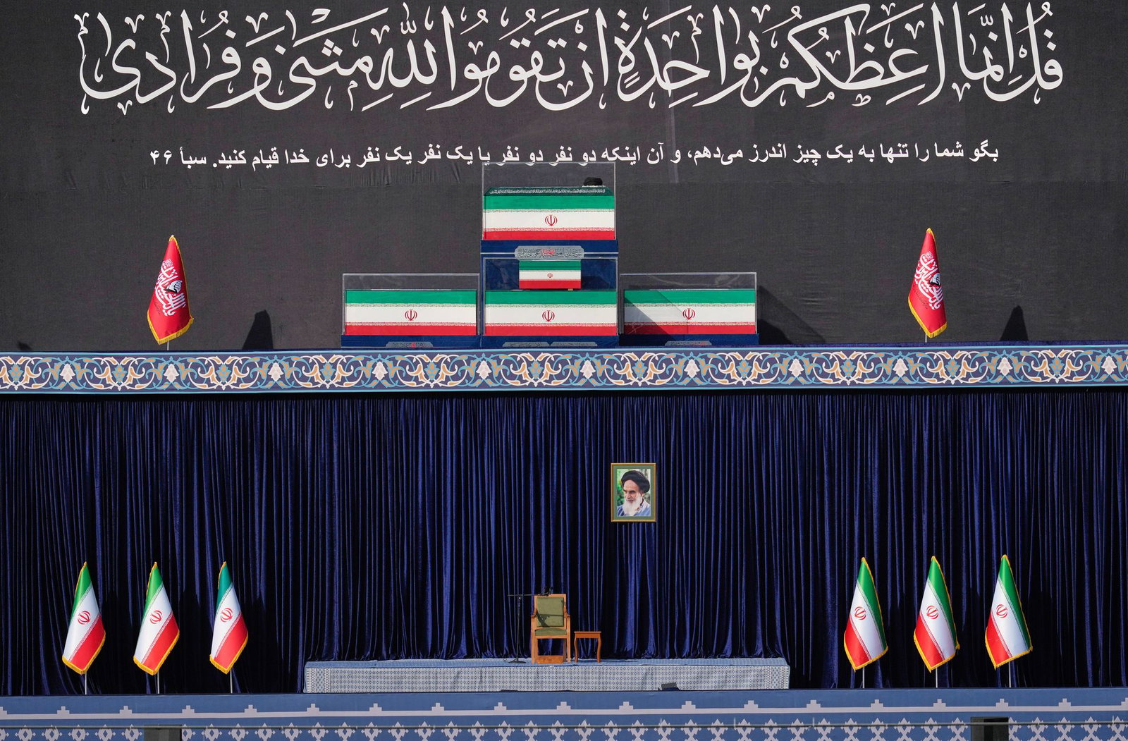Rund vier Monate nach seiner Tötung soll Irans Staatsoberhaupt Ajatollah Ali Chamenei beerdigt werden. 