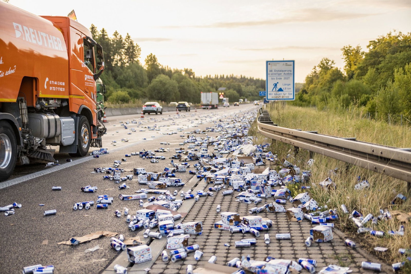 Die Getränkedosen verteilten sich über die ganze Fahrbahn.