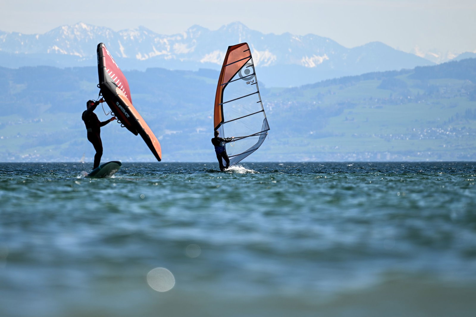 Der Wassersportler unterschätzte den starken Wind. (Symbolbild)