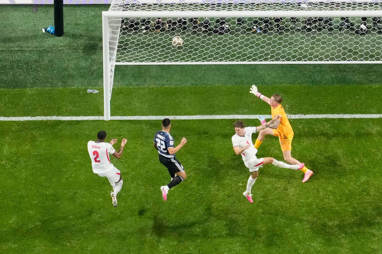 Lautaro Martinez trifft zum 2:1 für Argentinien.