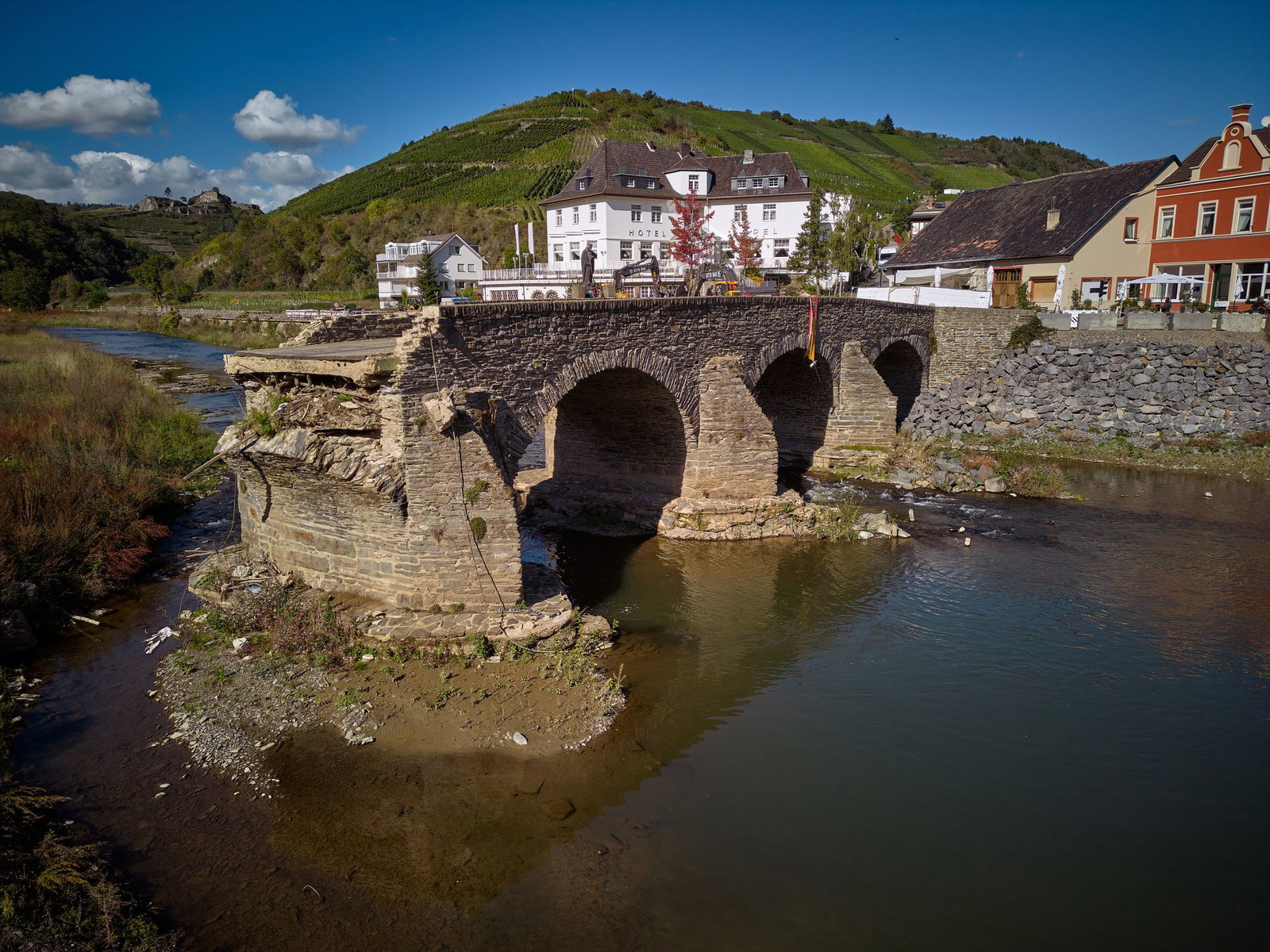Die Nepomukbrücke in Rech wurde bei der Flutkatastrophe schwer beschädigt. (Archivbild)