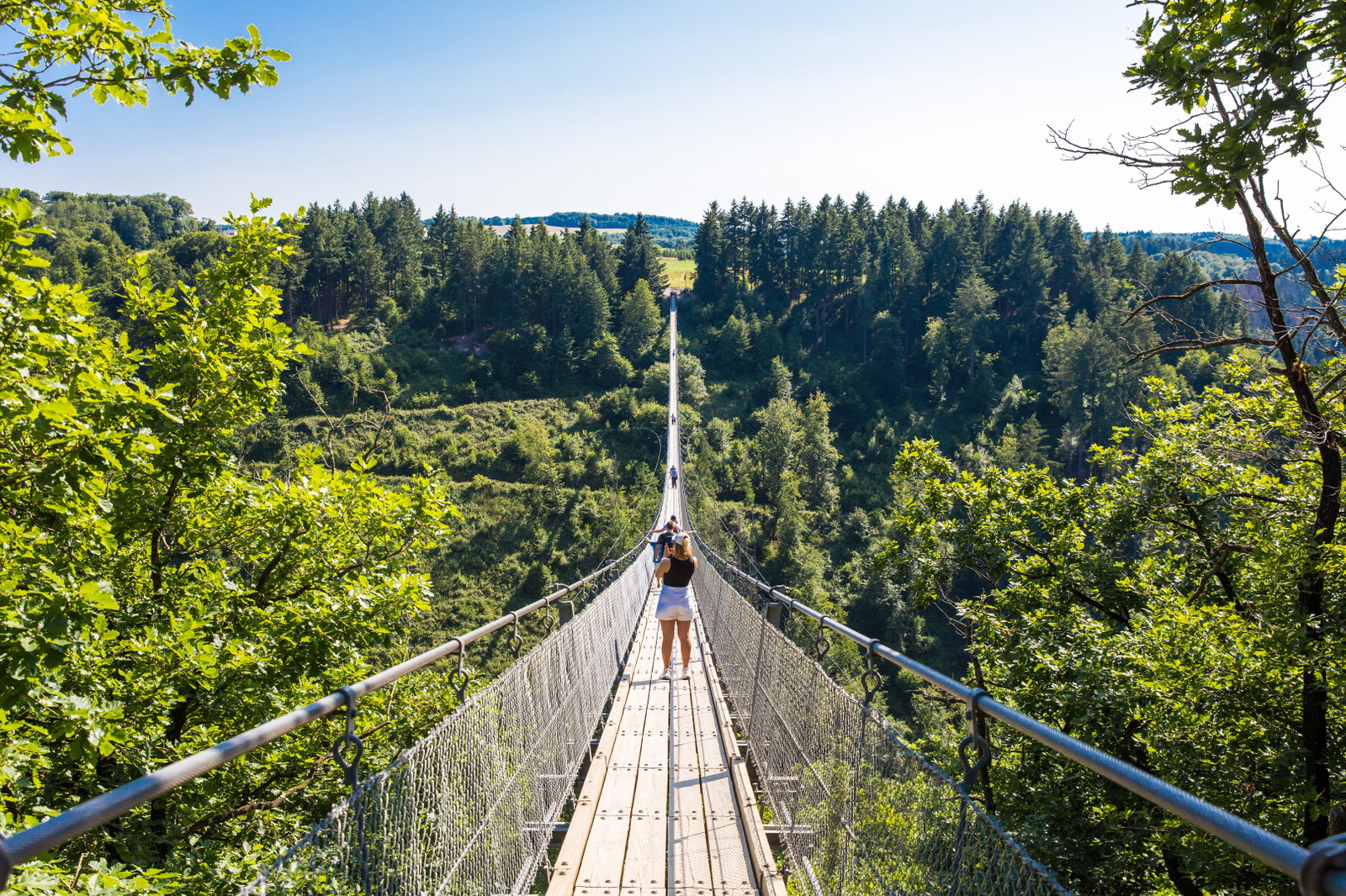 Person geht über Geierlay Hängeseilbrücke