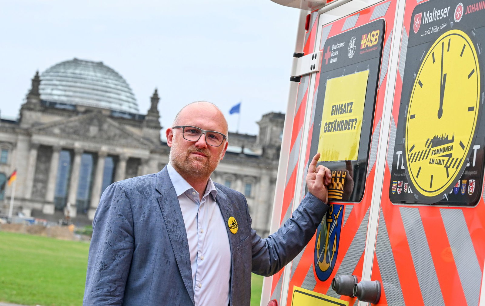 Sören Link (SPD), Oberbürgermeister der Stadt Duisburg, an einem Fahrzeug der Feuerwehr in Berlin. 