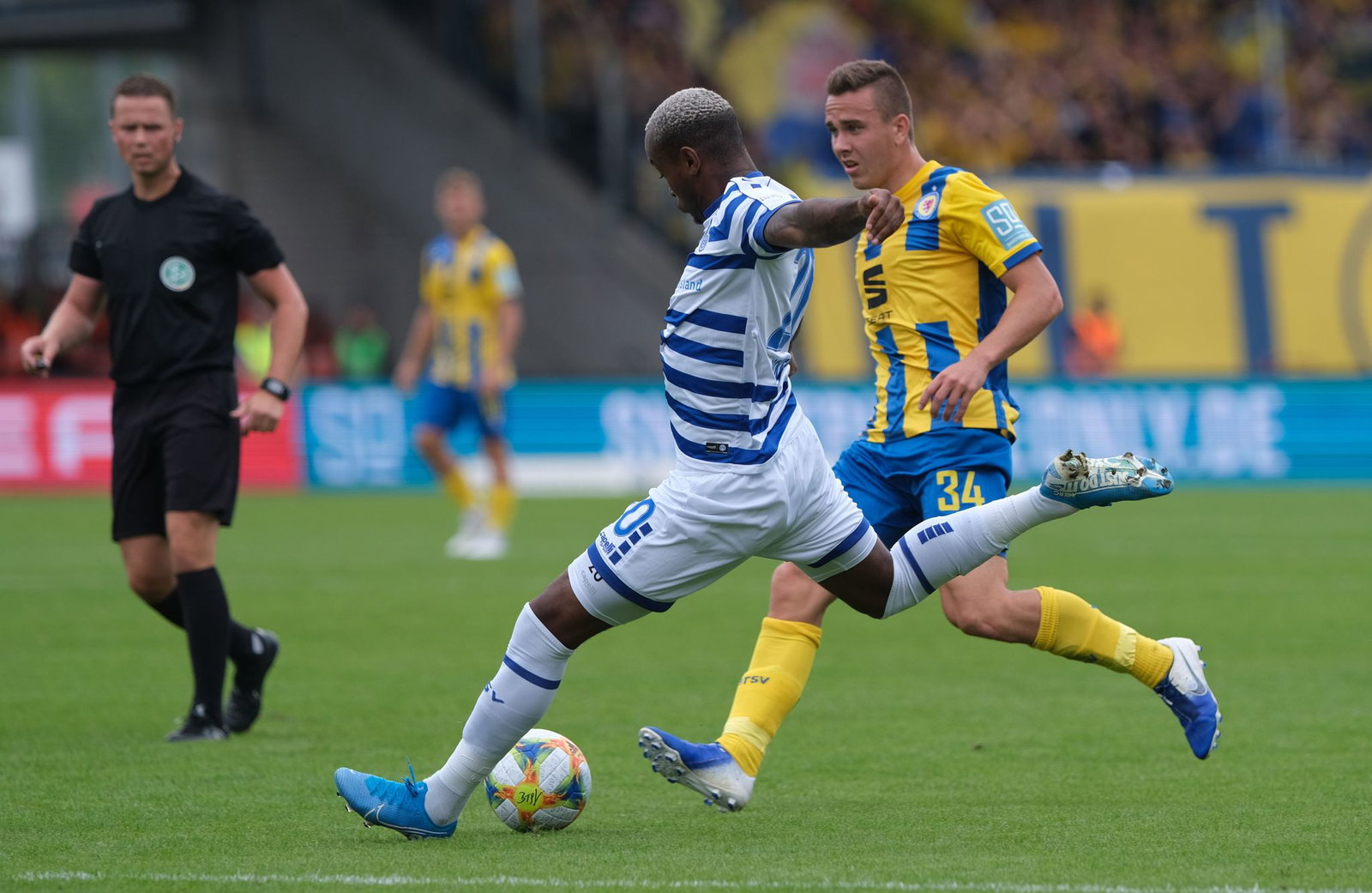 Lang ist's her: 2019 spielte Waldhof-Neuzugang Mickels (M) noch für den MSV Duisburg. (Archivbild)