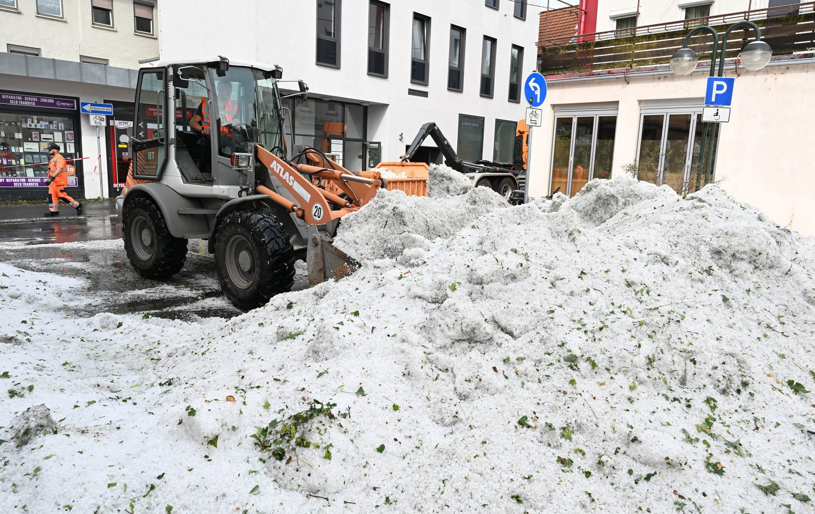 Die Hagelberge nach dem Unwetter sind enorm. 